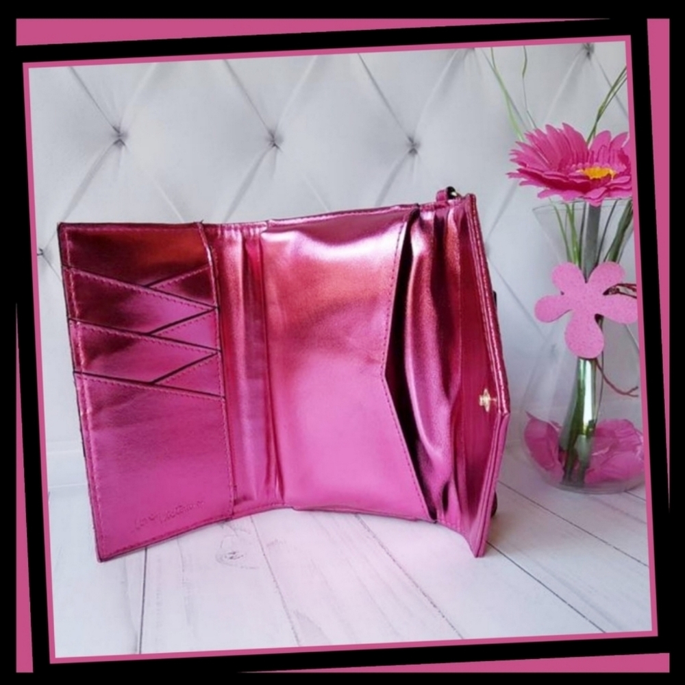 New! V-Quilt Metallic Crackle Tech Clutch! - Picture 6 of 6